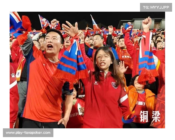 球迷热情助威点燃赛场,校园足球赛气氛热烈欢声笑语不断 球迷热情助威点燃赛场,校园足球赛气氛热烈欢声笑语不断